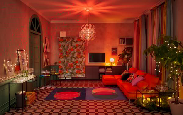 Un séjour aménagé pour une fête, avec les meubles contre les murs, une grande piste de danse, des décorations et des éclairages d’ambiance.