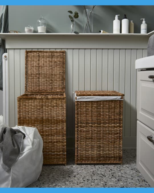 Un set de cestos de ropa de mimbre en el costado de un dormitorio