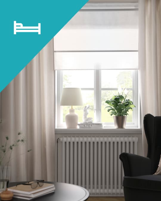 Un set de cortinas de tela y blackput cubren una ventana de un dormitorio para filtrar el ingreso de luz.