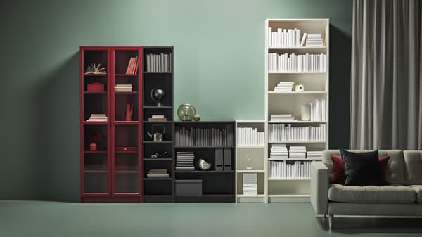 Un set de estanterías BILLY  de muchos colors con libros y artículos en su interior.