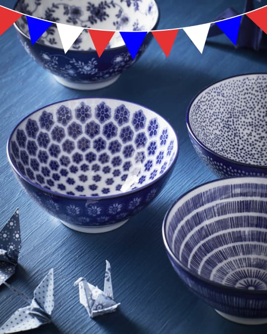 Un set de pocillos azules de diferentes tamaños sobre un mantel.