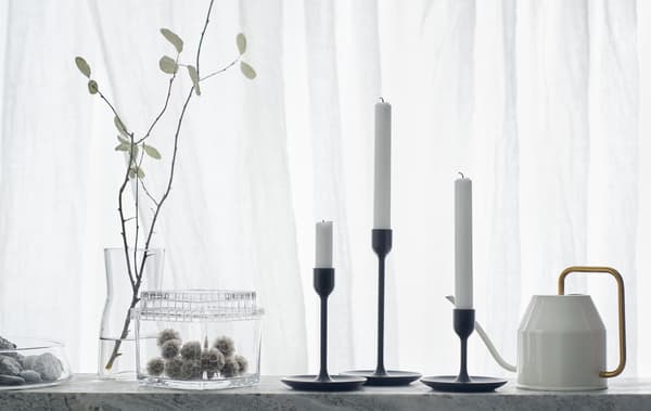 Un set di 3 candelieri neri di diverse dimensioni FULLTALIG, un annaffiatoio bianco VATTENKRASSE e contenitori in vetro - IKEA