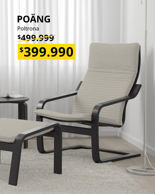 Un sillón POÄNG con un apoyapiés enfrente.