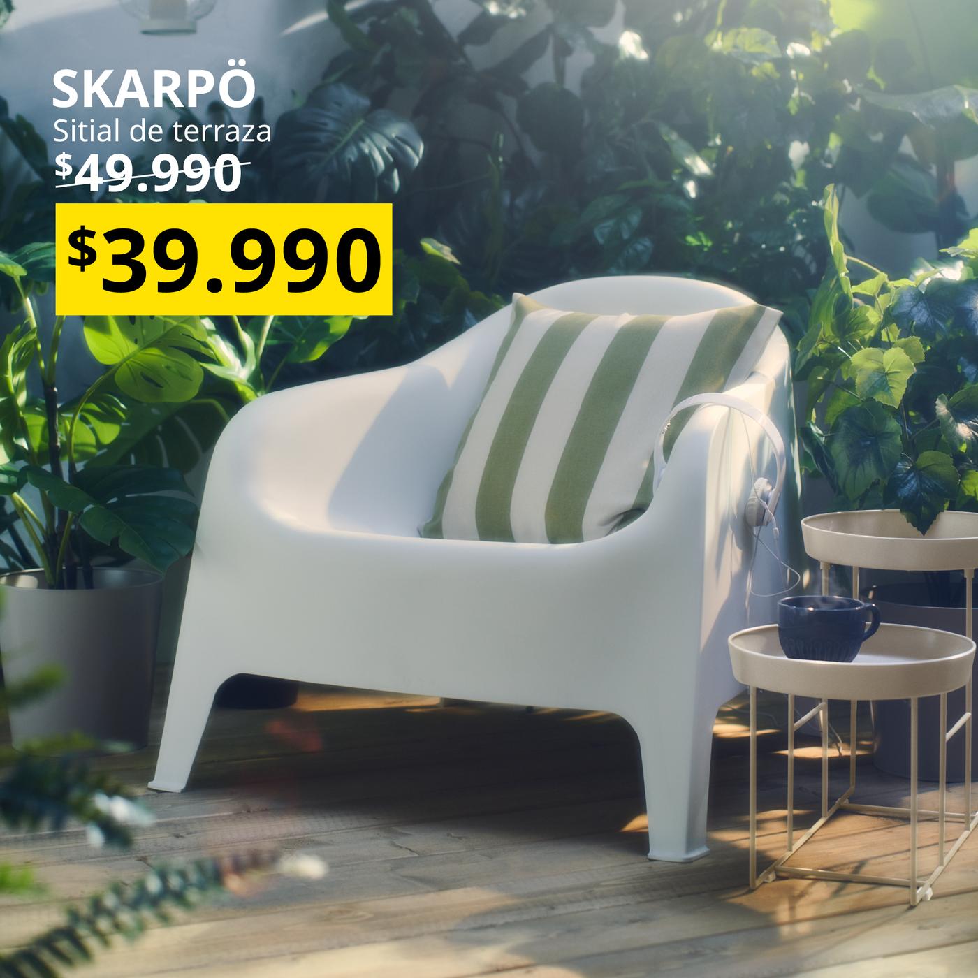 Un sitial de terraza SKARPÖ blanco con su precio de descuento durante noviembre
