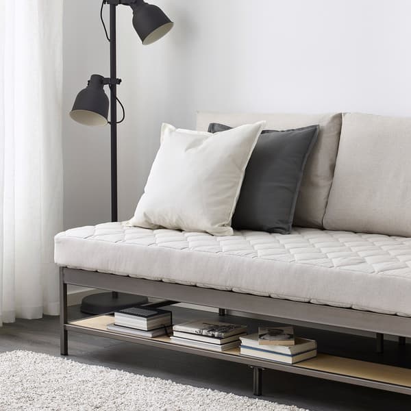 Un sofá con almacenaxe para decorar salóns pequenos