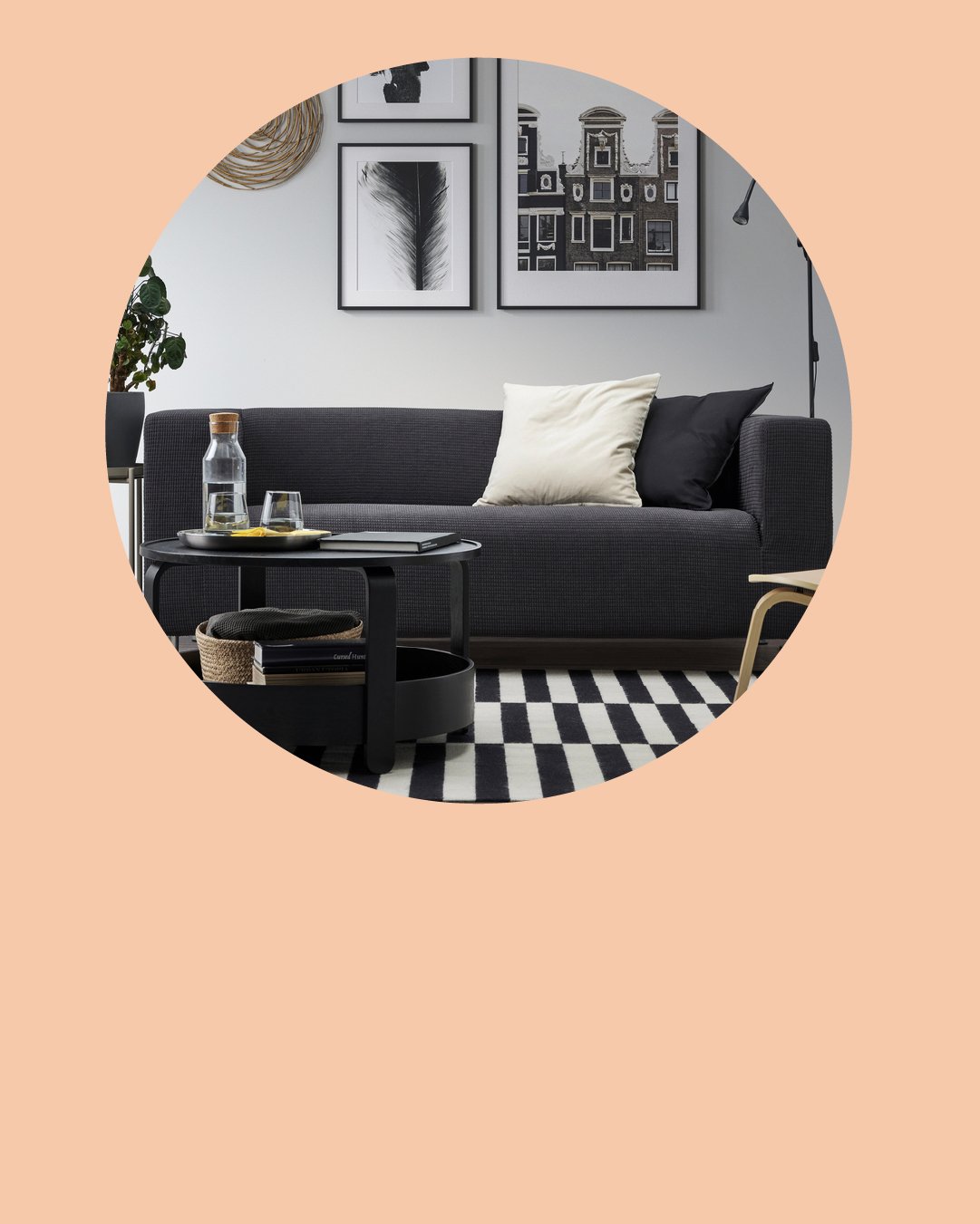 Un sofá de 2 cuerpos sobre un tapete grande de líneas negras y blancas.