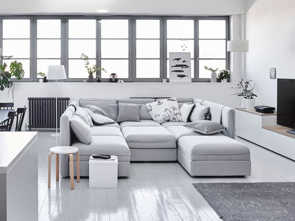Un sofá modular con coxíns.