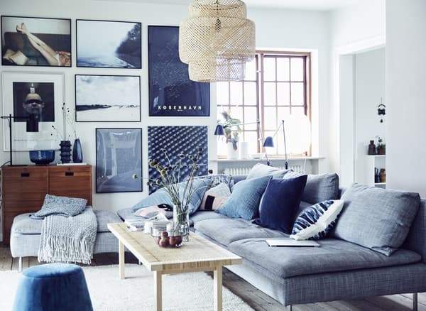 Un soggiorno con quadri appesi alla parete - IKEA