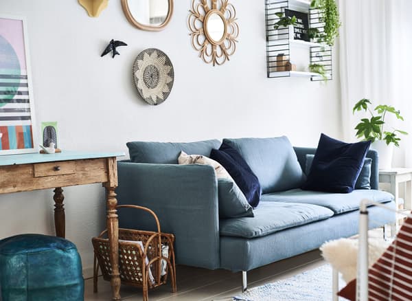 Un soggiorno con un divano blu e pareti bianche - IKEA