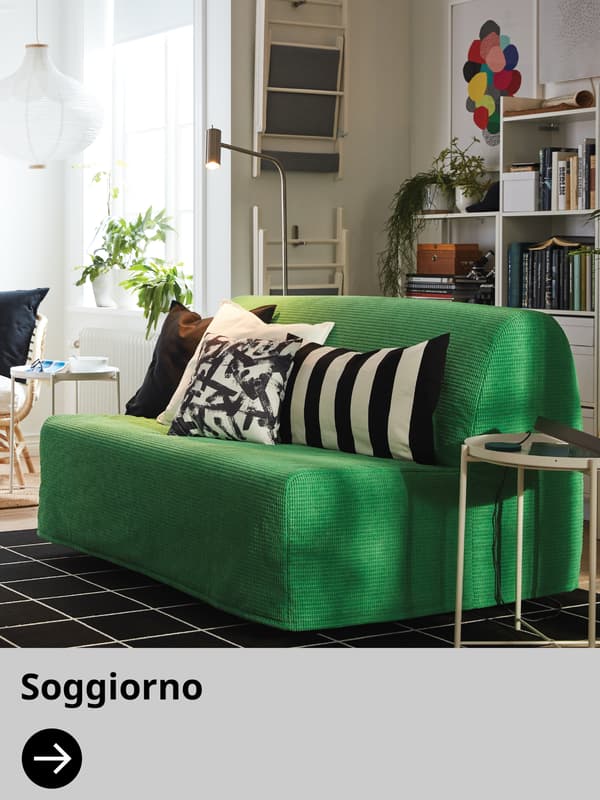 Un soggiorno con un divano verde e cuscini colorati e geometrici.