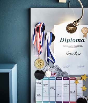 Un tableau magnétique est très utile pour afficher médailles, diplômes et horaire hebdomadaire.