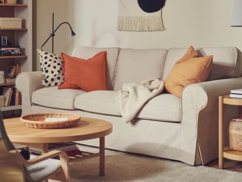Un tapis STOENSE blanc cassé, à poils ras