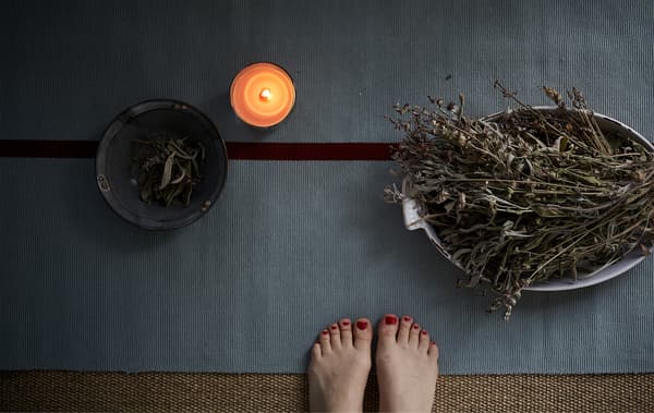 Un tappetino per yoga, una candela e una ciotola di erbe aromatiche - IKEA