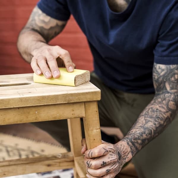 Un tasker di Taskrabbit sta riparando un mobile IKEA 