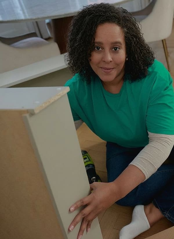 Un Taskrabbit Tasker travaillant à l'assemblage de meubles IKEA chez un client.