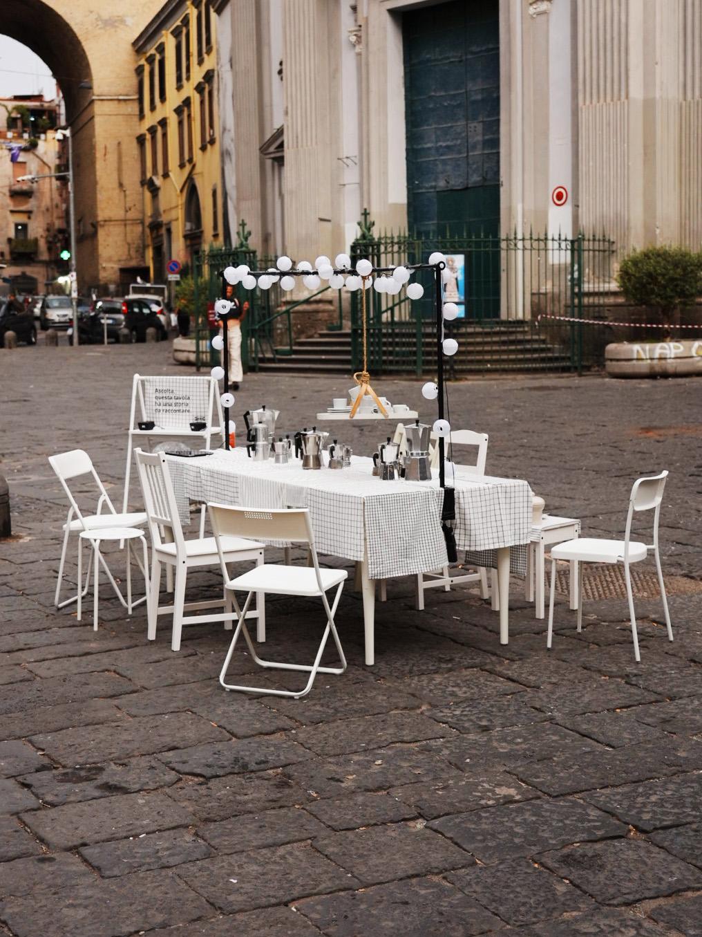 Un tavolo che profuma di caffè 