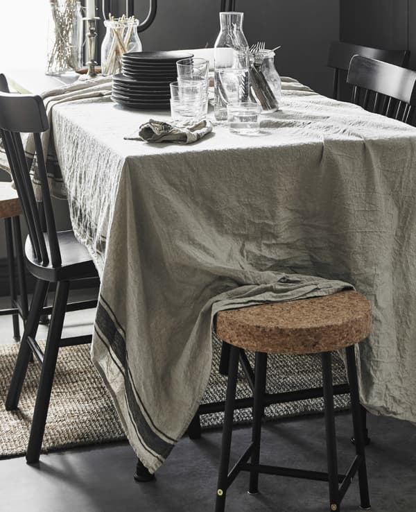 Un tavolo da pranzo rustico moderno con classiche sedie svedesi e sgabelli in sughero - IKEA.