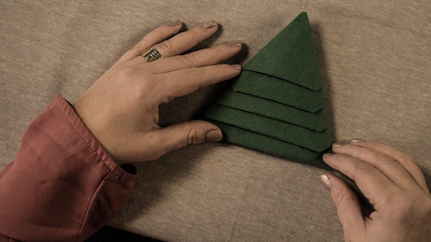 Un tavolo di tovaglioli che sembra un albero di Natale.