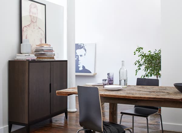 Un tavolo in legno e un mobile marrone nella zona pranzo - IKEA