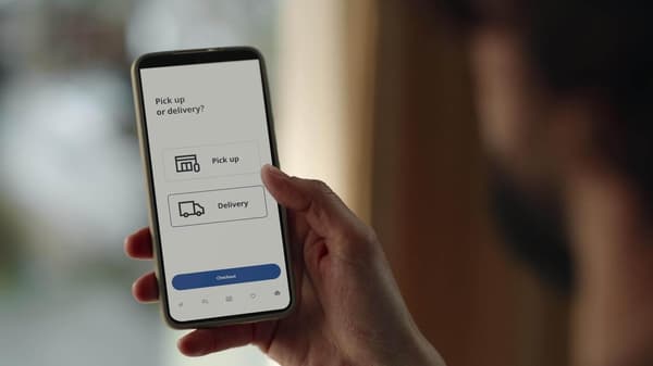 Un telefono con el app de IKEA abierto en la pantalla