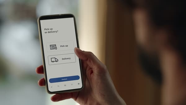un telefono ordenando en IKEA app