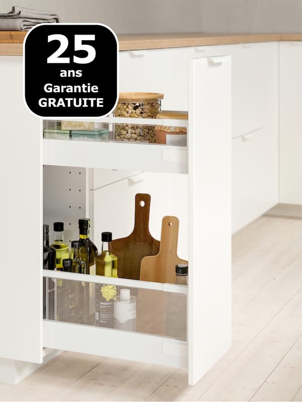 Un tiroir blanc est complètement ouvert ; à l’intérieur y sont rangés des produits tels que des condiments et bouteilles d’huile.