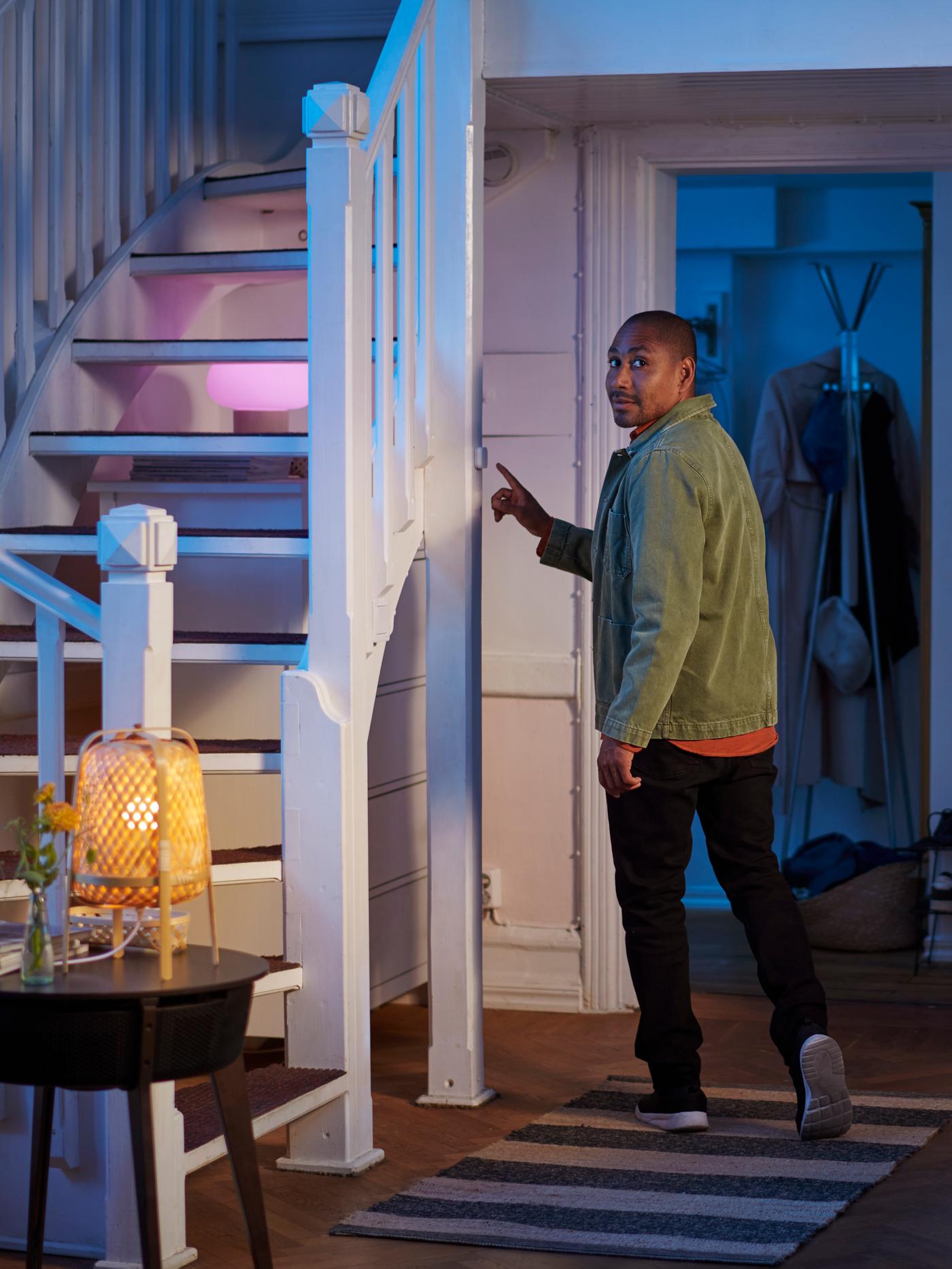 Un tizio è a casa e usa l'app IKEA Home Smart.