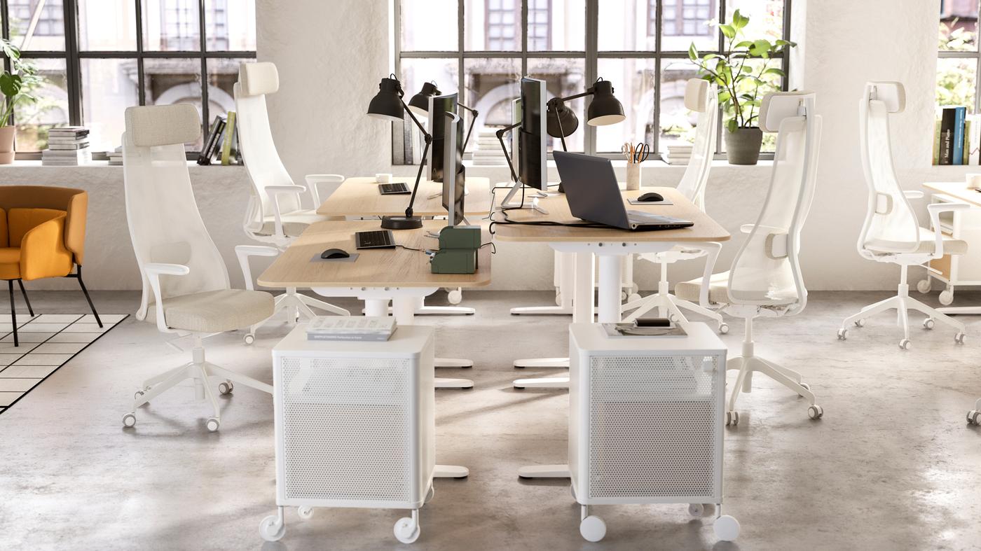 Un ufficio open-space con 4 scrivanie, 4 sedie da ufficio e 4 lampade da lavoro - IKEA