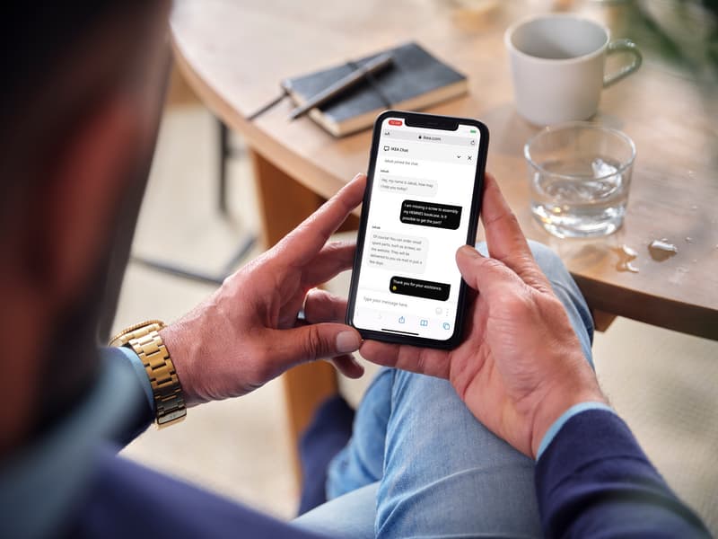 Un uomo che sta acquistando telefonicamente alcuni prodotti IKEA con l'aiuto di un consulente.