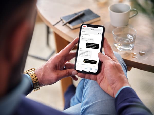 Un uomo che sta acquistando telefonicamente alcuni prodotti IKEA con l'aiuto di un consulente.