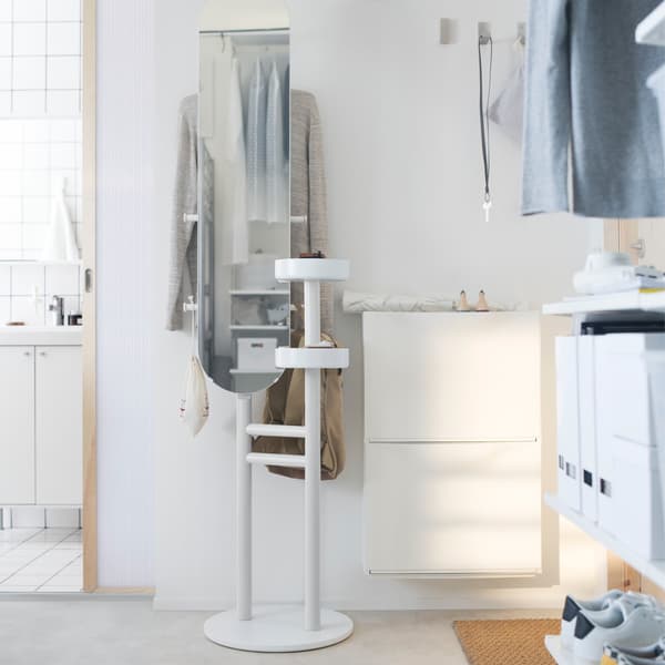 Un valet blanc IKEA LIERSKOGEN avec miroir dans un hall d'entrée.