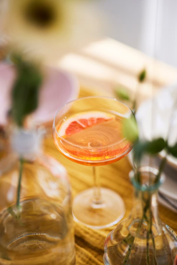 Un verre Magheritaglas avec un cocktail décoré d'une demi-tranche de pamplemousse