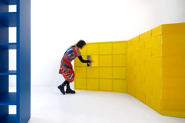 Un visiteur regarde une installation KALLAX plus grande que nature au Mason Studio.