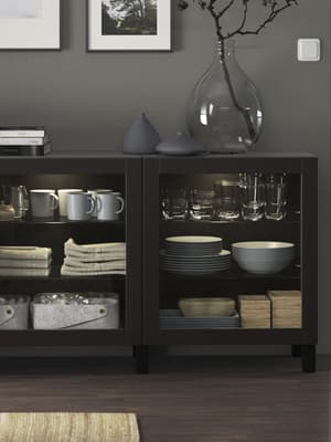 Un vitrine BESTA avec des portes SINDVIK noires.