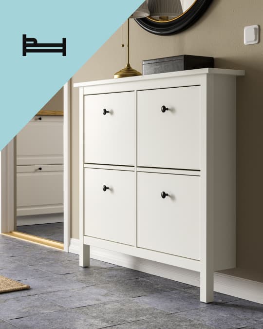 Un zapatero IKEA en un recibidor apoyado en la pared y en el costado superior izquierdo de la foto un ícono de cama.