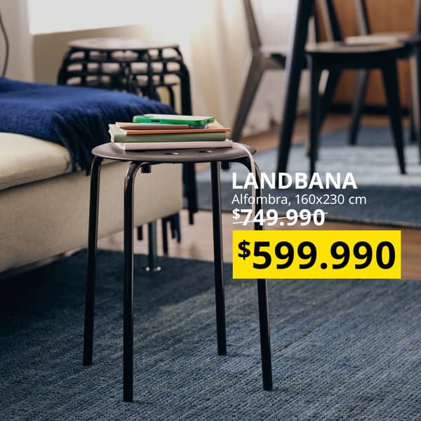 Una alfombra verde LANDBANA y sobre ella un sofá y un piso IKEA.
