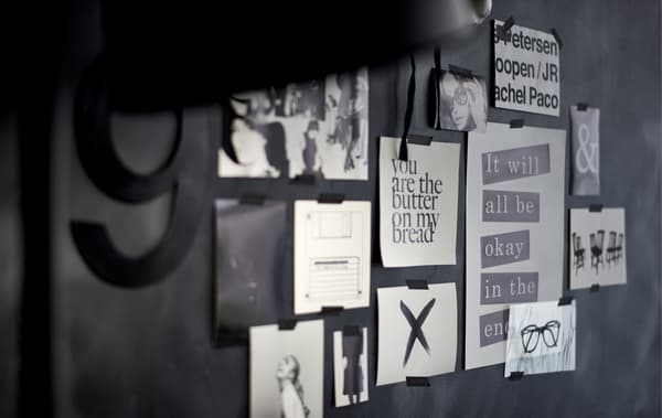 Una bacheca personalizzata in bianco e nero realizzata con il nastro adesivo rimovibile - IKEA