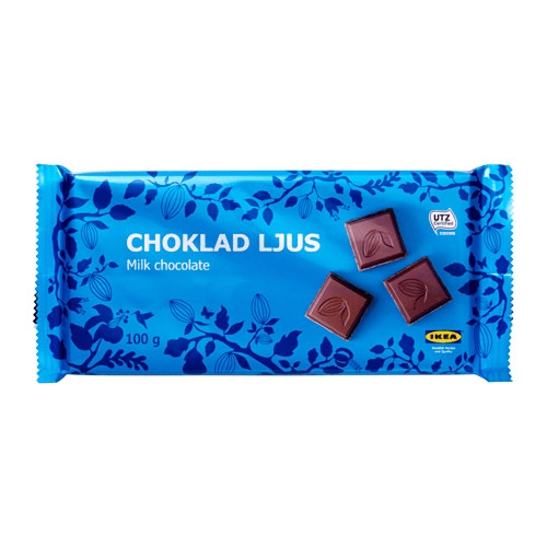Una barra de chocolate con leche CHOKLAD LJUS en una envoltura de plástico azul brillante.