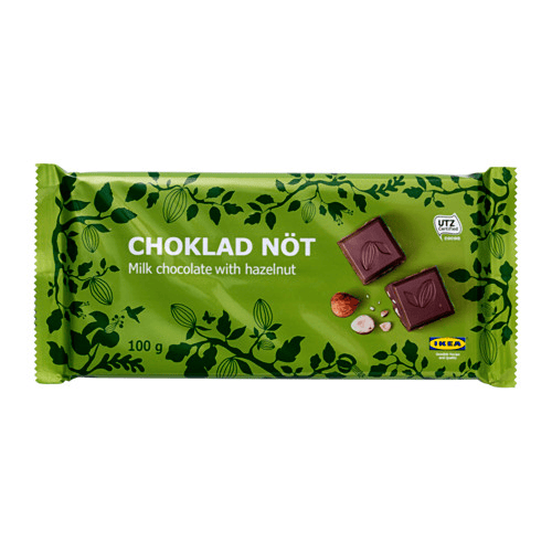 Una barra de chocolate con leche CHOKLAD NÖT con avellana en un envoltorio de plástico verde brillante.