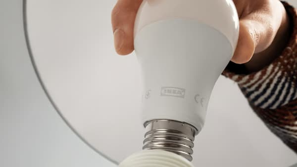 Una bombilla LED SOLHETTA E27 de 470 lúmenes, en blanco ópalo y con forma de esfera