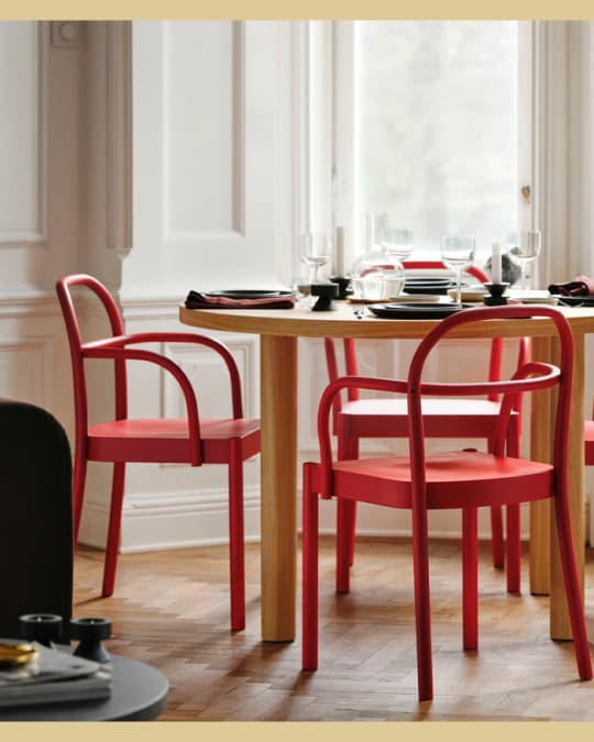 Una cafeteria con muebles de comedor IKEA donde se ven dos mesas con 4 sillas.