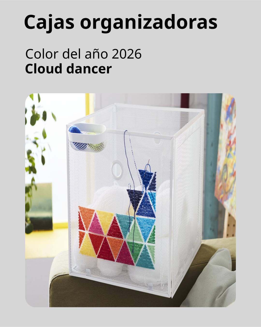 Una caja organizadora a la que le están tejiendo un patrón con hilos.