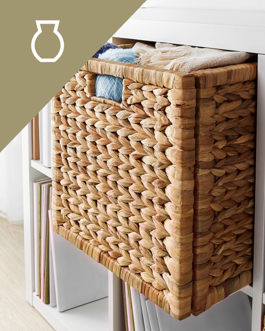 Una caja organizadora de mimbre en un estante KALLAX.