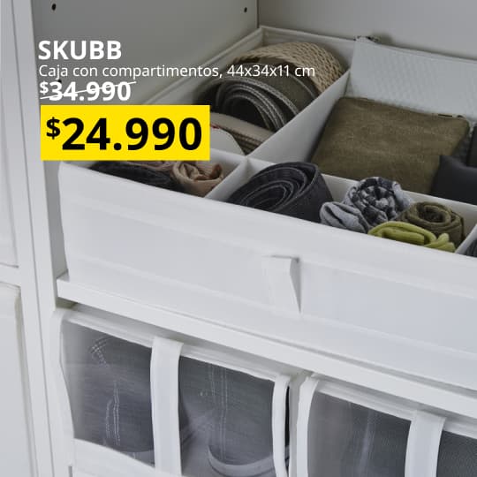 Una caja organizadora de ropa SKUBB sobre una cómoda.