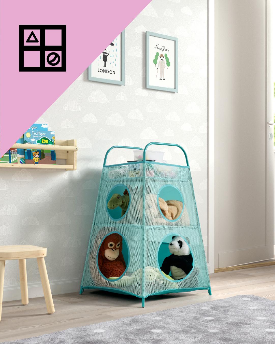 Una caja para juguetes TIGERFINK con peluches en el interior. En la esquina superior de la imagen un triángulo rosa con figuras geométricas.