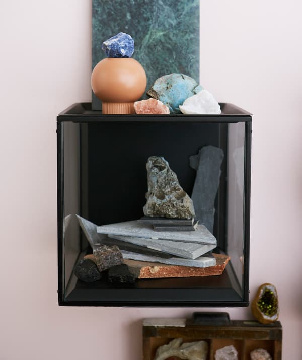 Una caja vitrina IKEA SAMMANHANG repleta de rocas y cristales.
