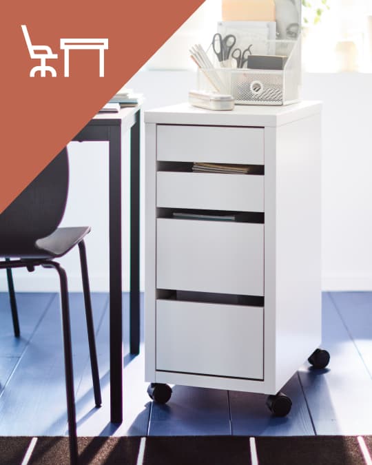 Una cajonera con ruedas de 4 cajones y en la parte superior de la imagen un ícono de escritorio con silla de escritorio sobre un triángulo naranjo.