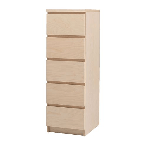 Una cajonera de 5 cajones de color madera sobre un fondo blanco.