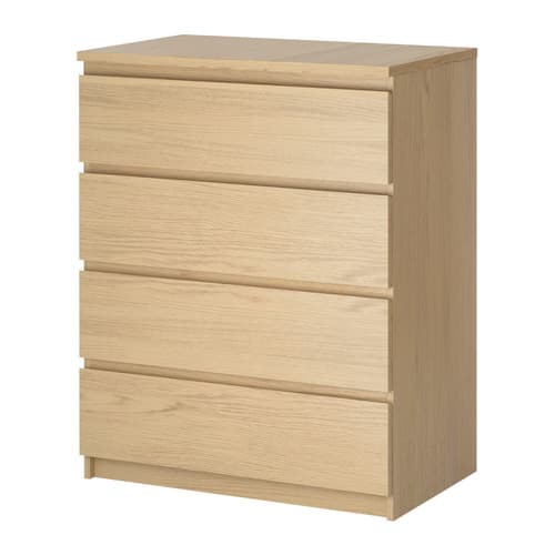 Una cajonera de cajones de color madera sobre un fondo blanco.