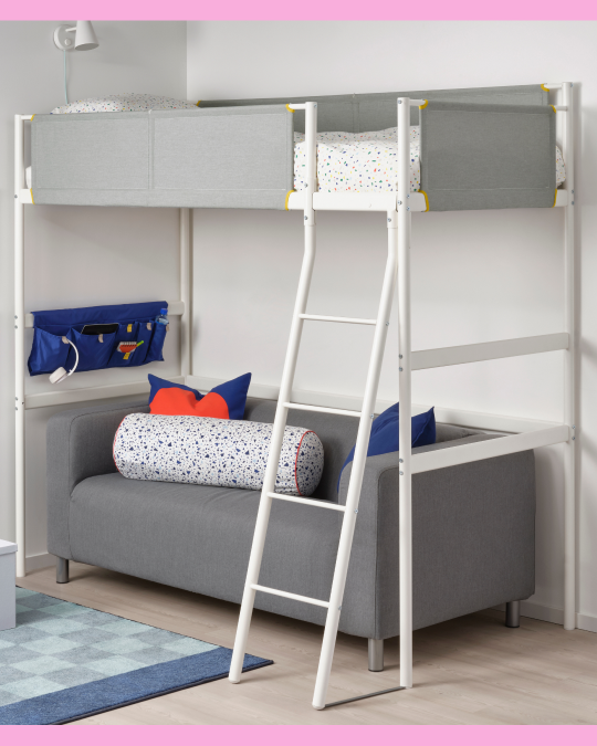 Una cama alta para niños y en la parte de abajo un sofá infantil.